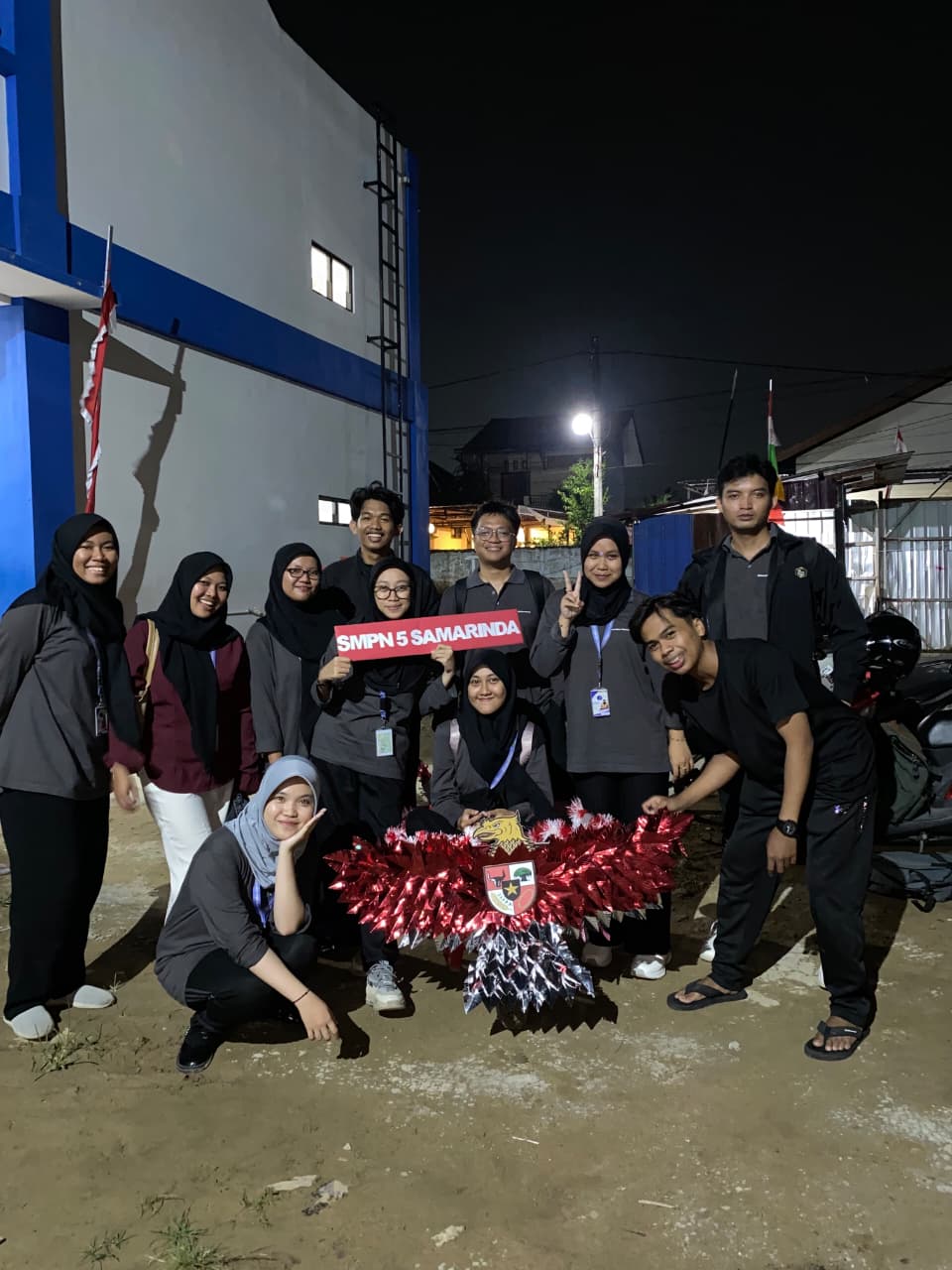 Menghias properti pawai dalam rangka memperingati hari kemerdekaan 