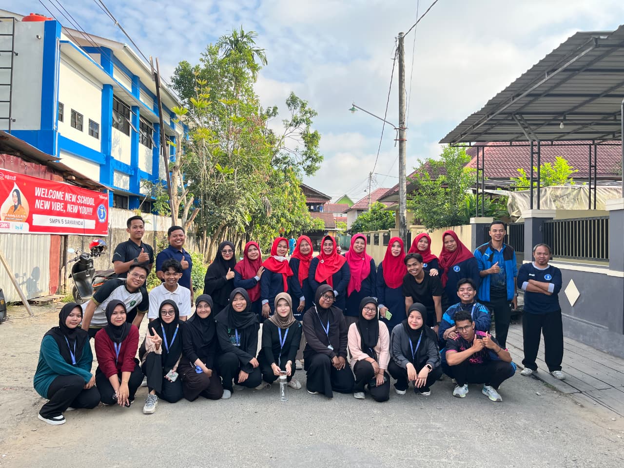 Kegiatan bersih-bersi di luar kelas