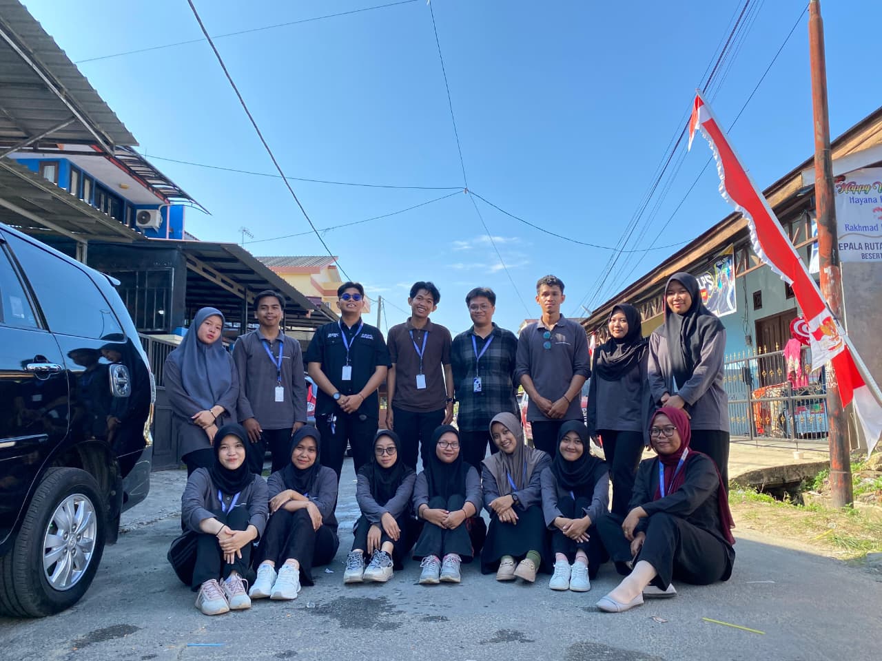 Jumat Bersih kerja bakti bersama siswa dan guru