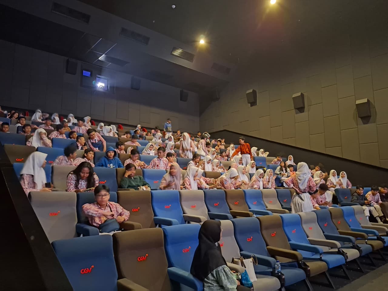 Kegiatan Nonton Bareng “Jam Pasir Ajaib” SMP Negeri 5 Samarinda
