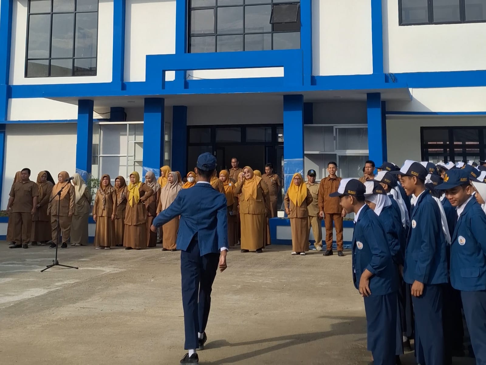 SMP Negeri 5 Menggelar Apel Pertama Kali di Gedung Baru