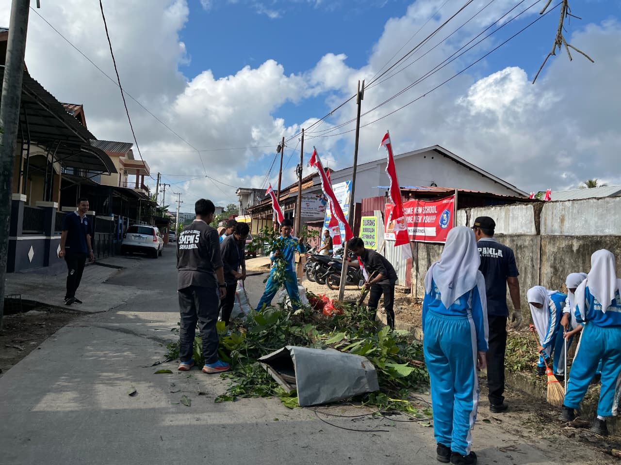 Kegiatan Jalan Santai dan Kerja Bakti Menyambut HUT RI Ke-80