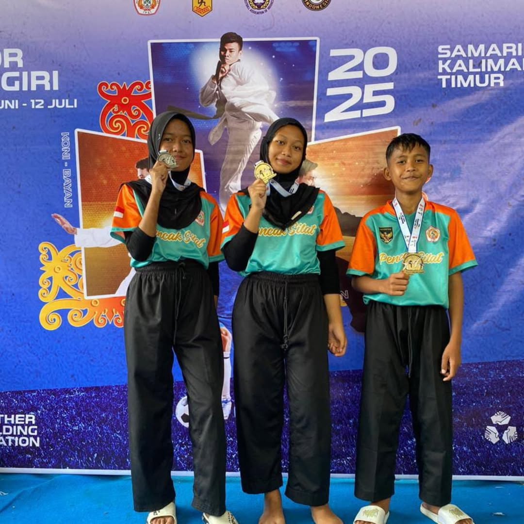 Juara 1 kategori fighter pra remaja putra.